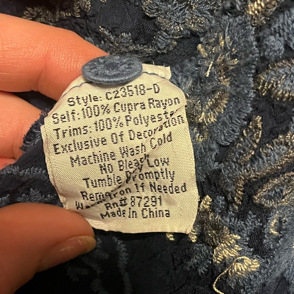 Johnny Was Embroidered Women’s blue short sleeve top; Medium - Picture 6 of 7